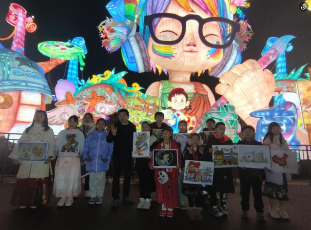 “我的画变成彩灯了！”小朋友们的创意画作在自贡灯会点亮，孩子们激动拍照合影